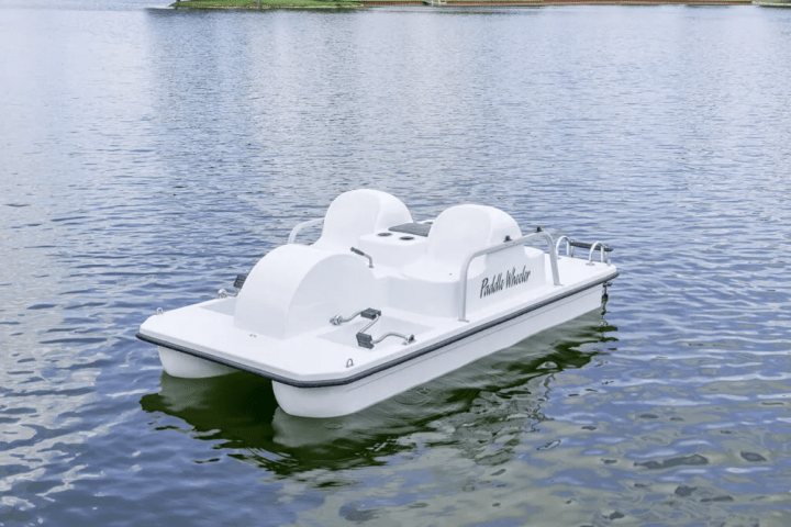 a small boat in a body of water